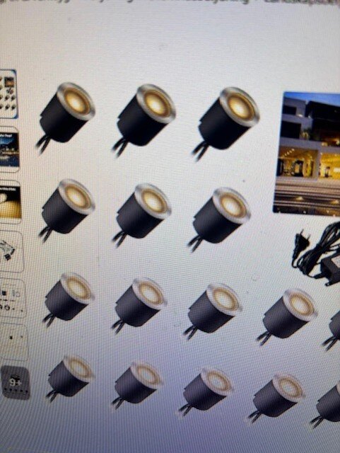 Flera nedfällda lampor visas i en katalog, avsedda för att belysa områden, inte som markörer för kantmarkering.