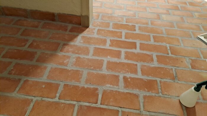 Tegelgolv i rum, redo för syratvätt, försegling och vaxning.