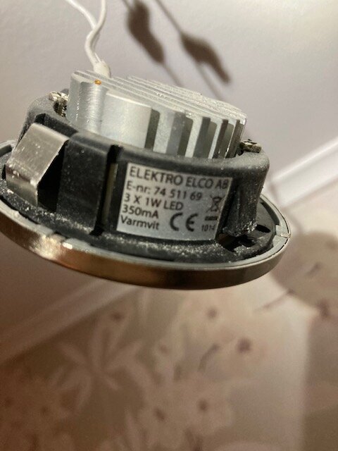 LED-spotlight, etiketterad "ELEKTRO ELCO AB, E-nr: 74 511 69, 3 x 1W LED, 350mA, Varmvit" med kylflänsar och kopplingskablar.