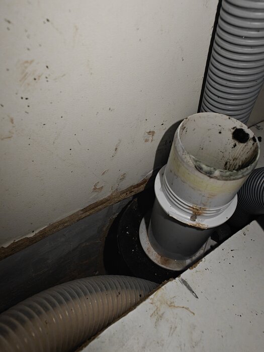 Flexislang och rör i ett skåp, del av avloppssystem.