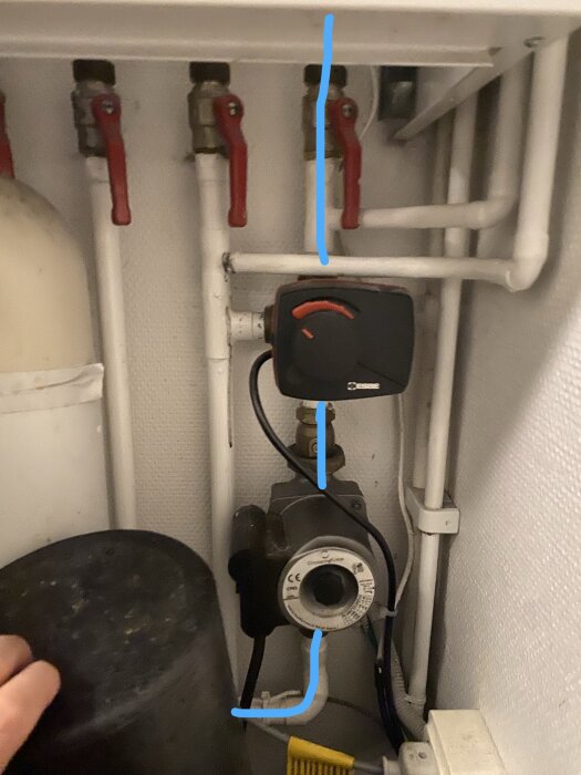 ESBE ventil och cirkulationspump med blåmarkerade kalla rör i ett värmesystem; användarens problem kopplat till uteblivet varmvatten i värmekretsen.