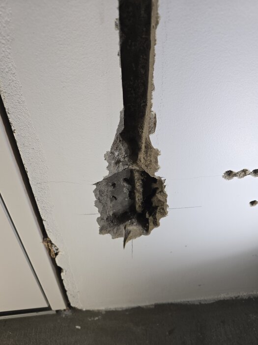 Hål i vägg av hålstensbetong, avsett för elinstallation. Väggen visar spår och öppningar för planerade eldragningar och vägguttag.