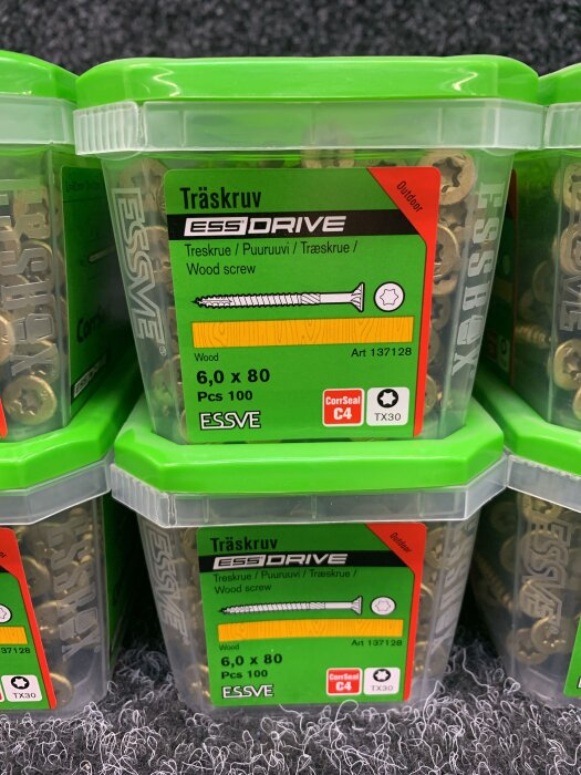 Lådor med ESSVE träskruv 6,0 x 80, 100 st per låda, för utomhusbruk, med grön etikett och lock.