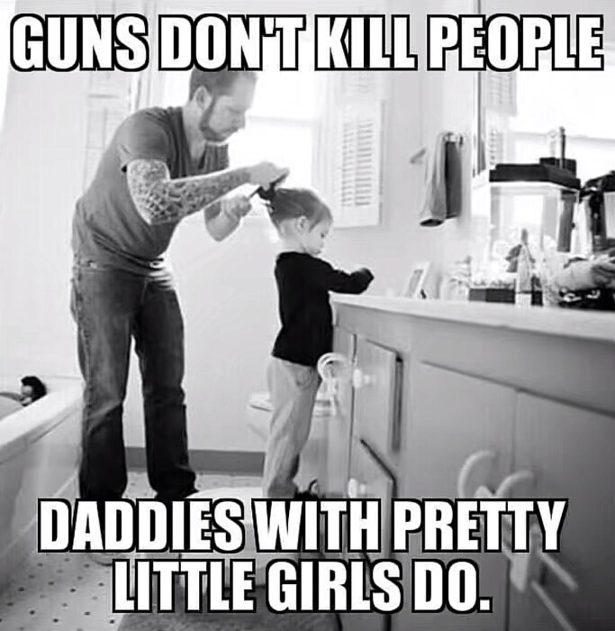 En pappa sätter upp sitt barns hår i en tofs i ett badrum. Text på bilden säger: "Guns don't kill people. Daddies with pretty little girls do.