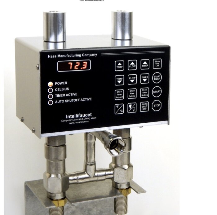 Digital temperaturkontrollerad ventil Intellifaucet K250 med LED-display och knappar för temperatur och flödesinställningar, monterad på rörfästen.