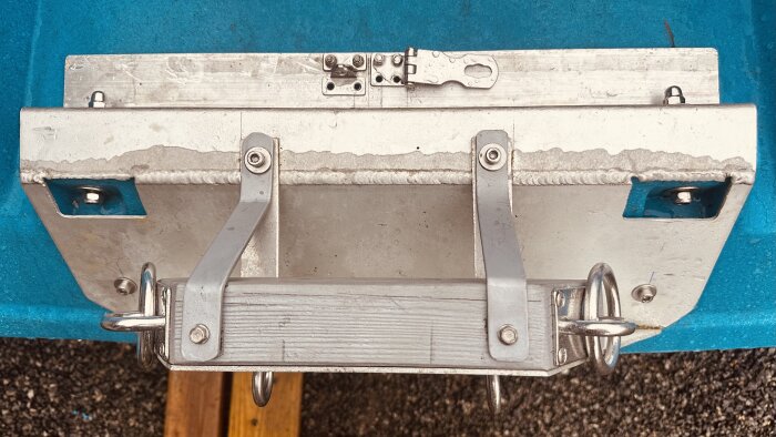 Motorfäste i bockad och svetsad aluminium med monterade fästöglor och fästpunkter, del av en trampbåts modifiering.