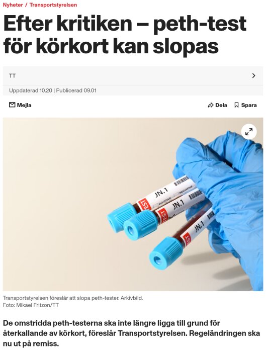 Blå handskar håller i tre blodprovrör märkta för peth-test vid körkortskontroll, mot en beige bakgrund.