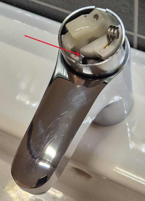 Gustavsberg Nautic-blandare med öppnat handtag visar läckage. Röd pil pekar på platsen där vatten samlas.