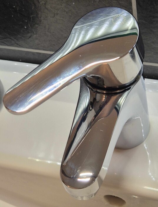 Gustavsberg Nautic-blandare i närbild med eventuellt läckage under handtaget. Vattendroppar syns på blandarens sidor.