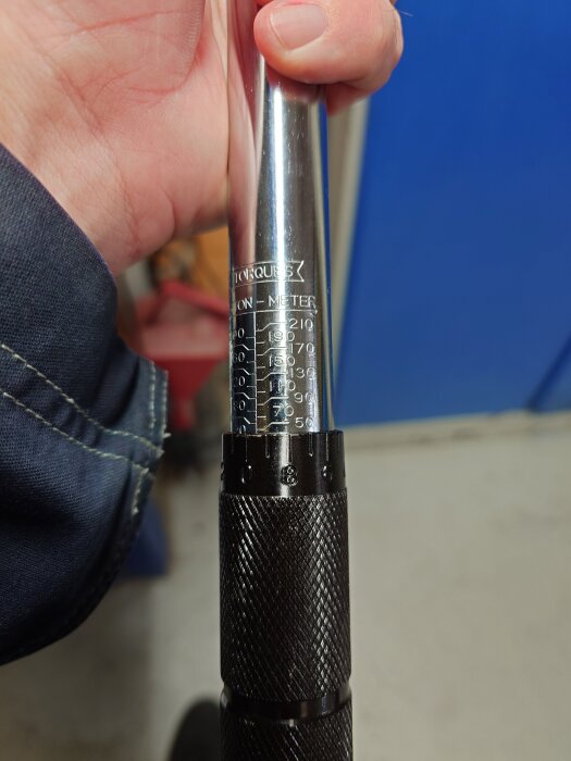 En momentnyckel med mätningar mellan 80Nm och 180Nm syns i en närbild.