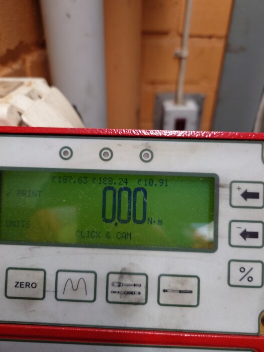 Digital vridmomentmätare som visar 0,00 Nm på skärmen, omgiven av olika funktioner och knappar.