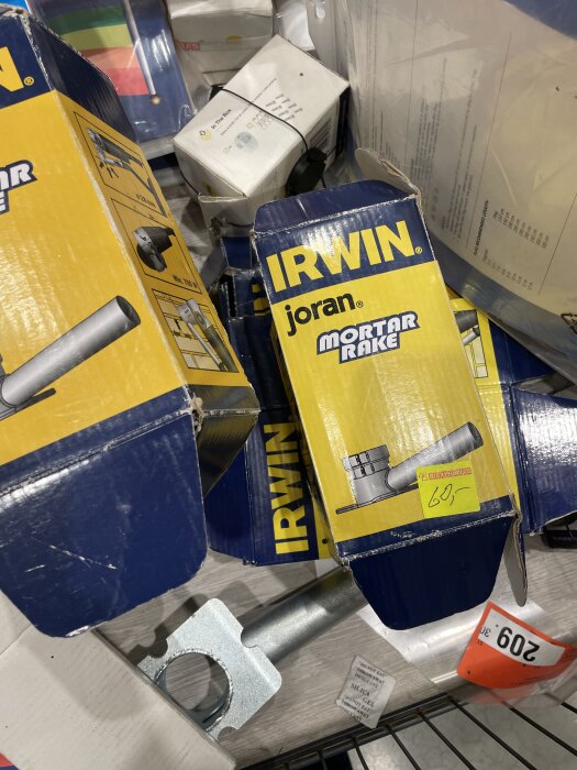 Förpackningar av Irwin joran fogfräsverktyg för vinkelslip, med pris 60 kr, visas på Bauhaus center syd.