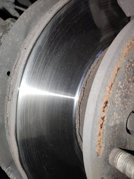 Närbild av en bromsskiva med liten rost på kanten, insatt i samband med vinterdäcken inför resa till Södra Lappland.