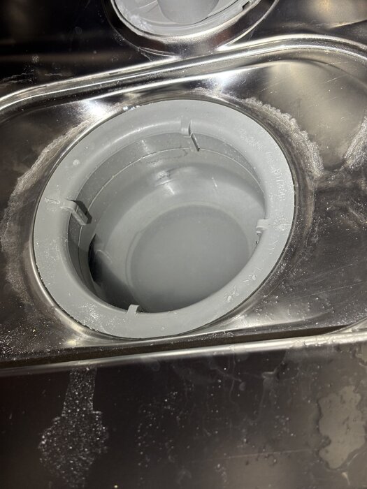 Diskmaskinens silfack med vatten stående, grovsil och finsil borttagna. Fråga om det är normalt och om det kan bero på stopp i avloppet.