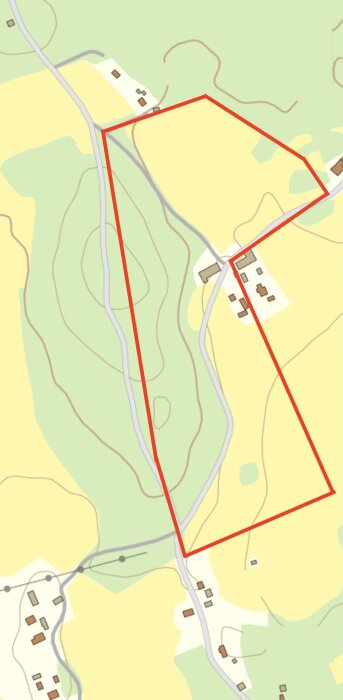 Karta över en fastighet med två öppna fält, ett skogklätt berg och markerade fastighetsgränser. Plan för byggnation av hus, ekonomibyggnad och stall.