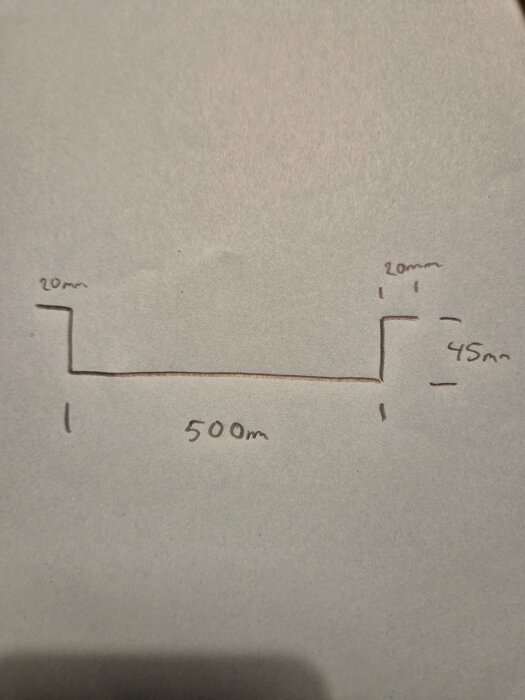 Skiss av plåtprofil med mått: 500 mm bredd, 45 mm höjd i mitten, och 20 mm höjd på sidorna. Används för att dölja VP rör i taket.