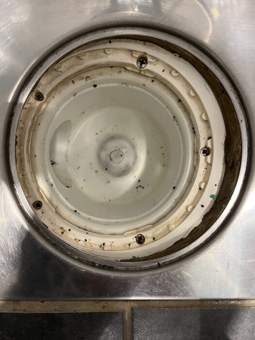 Brunnens insida med skruvar och smutsavlagringar, ifrågasatt skick och ålder på ca 10 år, saknar våtrumsintyg.