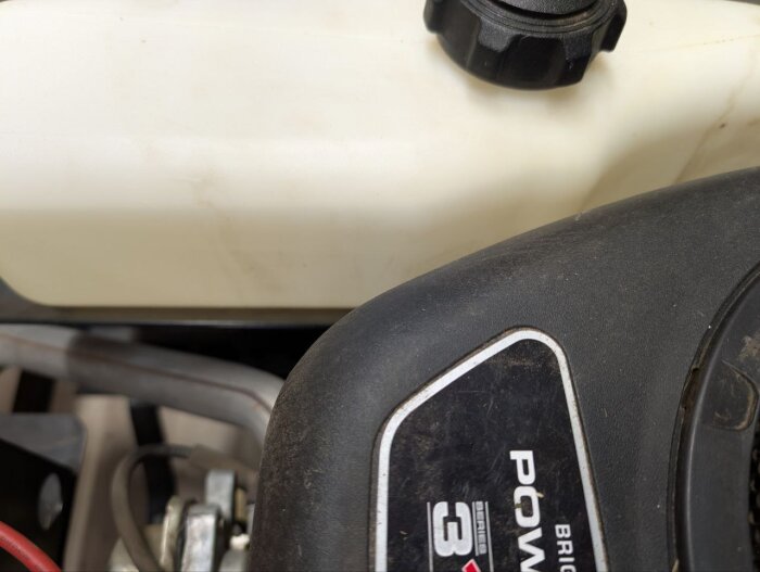 Bensintank och del av en motor med bensinkran som diskuteras i forumtråden.