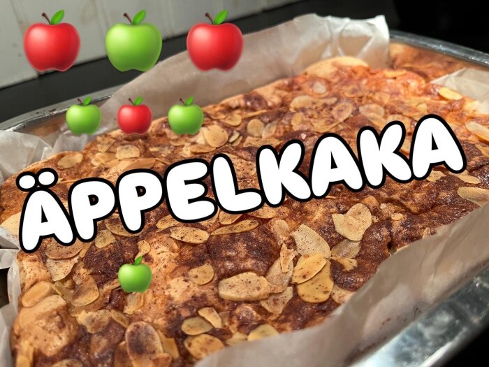 Äppelkaka med mandelspån i en bakform, dekorerad med tecknade äpplen och texten "ÄPPELKAKA".