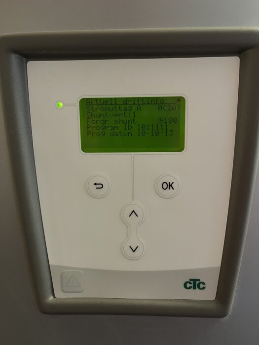 CTC ecoel 1550 kontrollpanel med driftsinformation på skärmen; justerar varmvattenfunktionen.