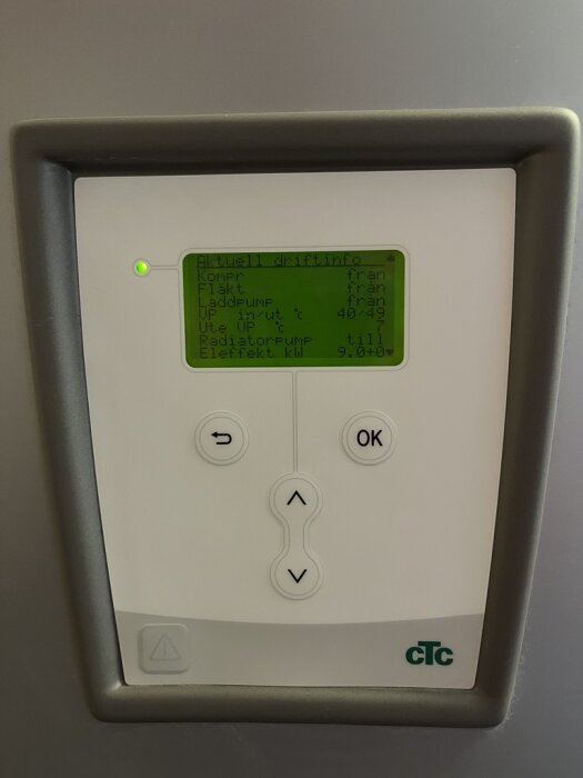 Display av CTC ecoel 1550 med menyer för driftstatus, temperaturvärden och knappar. Inga felmeddelanden syns.