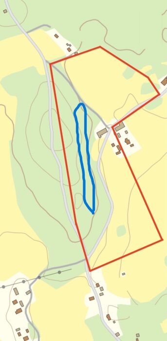Karta över landområde med markerade linjer, röd rektangel runt ett område och en blå form mitt i. Vägar och byggnader visas i bakgrunden.