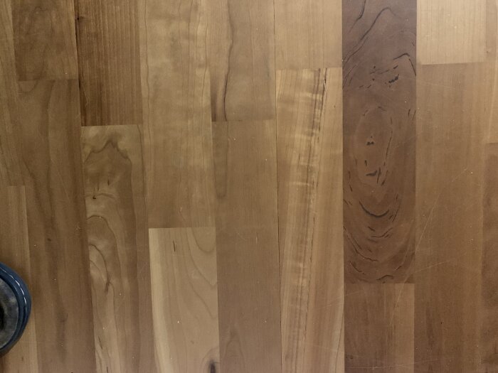 Tarkett Trägolv i körsbär, 18,5 kvm, säljes billigt; ljusbruna och mörkbruna brädor med tydlig ådring. Finns i Partille.