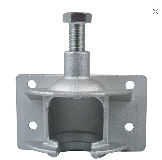 Metallfäste för dragkrok med fyra monteringshål och central bult, del av ett bilprojekt för att skapa en avtagbar ramp för hundtransport.