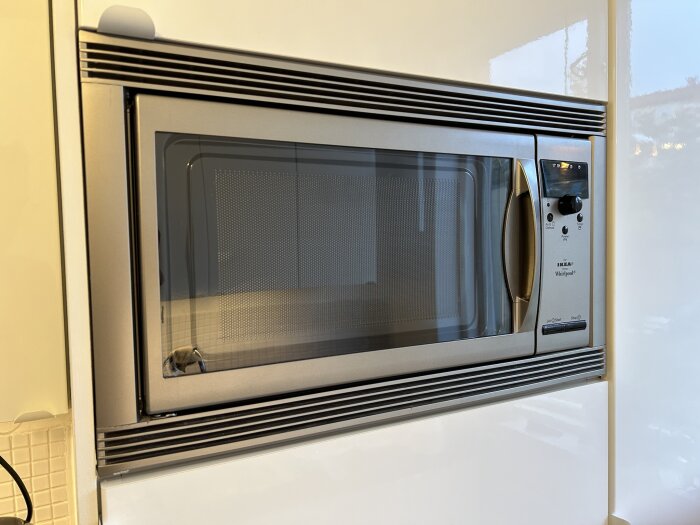 Inbyggd mikrovågsugn med ramen lös, användare söker hjälp att ta bort den utan skador.