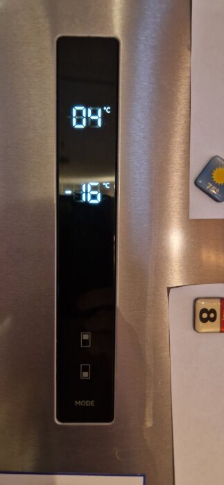 Display på Electrolux kyl/frys med temperaturerna 6°C och -16°C visade, omgiven av silverfärgad yta och ett klistermärke på sidan.