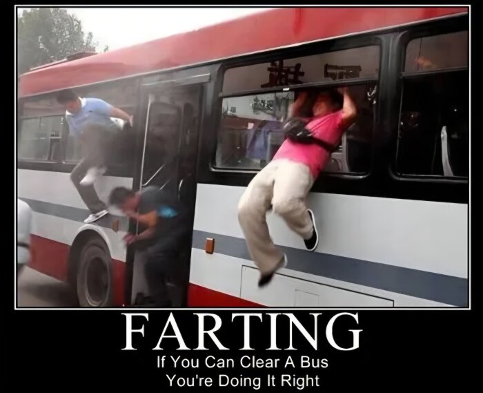 Människor flyr från en rökfylld buss genom dörrar och fönster. Texten nedan lyder: "FARTING: If You Can Clear A Bus You're Doing It Right".