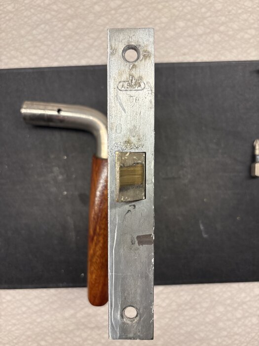 Sliten låskista med roddarpinne, del av toalettlås.