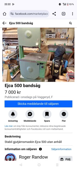 Verkstadsmiljö med en grön Ejca 500 bandsåg, omgiven av verktyg och trämaterial. På hyllan bakom finns radio och andra föremål.