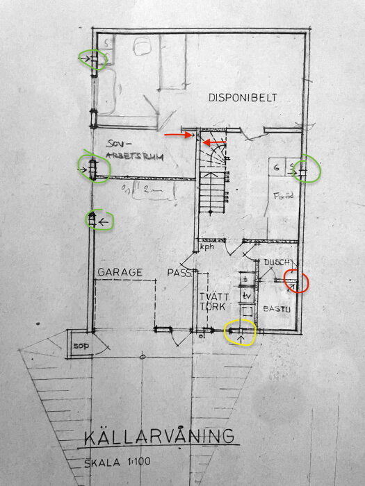 Planritning av källarvåning med markerad ventilation: gult för frånluft, rött för vertikal frånluft, grönt för tilluft.