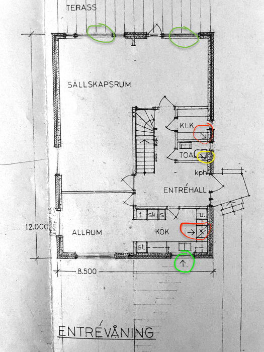 Planritning av entrévåning visar ventilation: gul = mekanisk frånluft i toalett, röd = frånluft vid kök och klädkammare, grön = tilluft i sällskapsrum och kök.