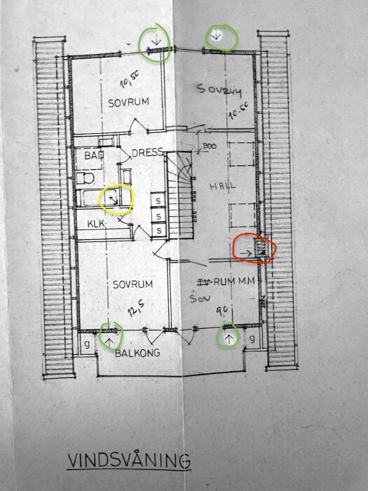 Planritning av vindsvåning med markerad ventilation: gul för mekanisk frånluft, röd för frånluft via taket, och grön för tilluft genom fönster.