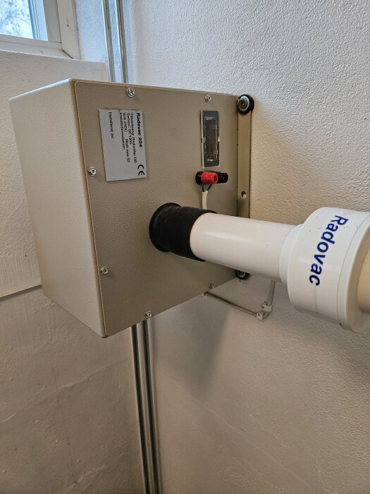 Radovac 224 väggmonterad fläkt, äldre modell, med röranslutning och synlig etikett.