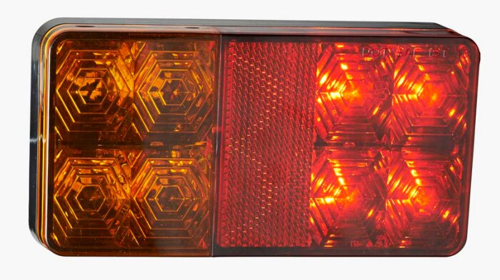 LED-baklykta med orange och rött ljus, sexkantigt mönster och reflekterande yta, avsedd för släpvagn.