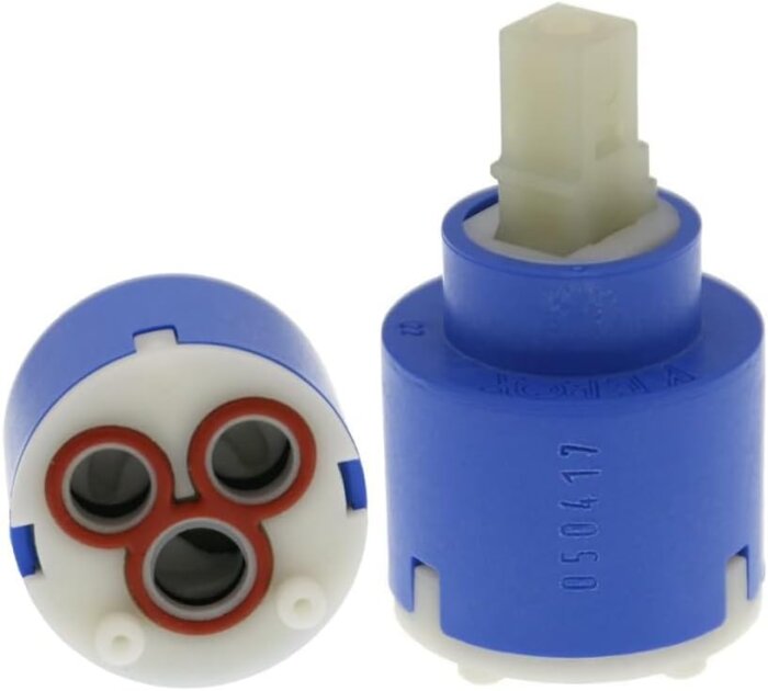 Blå keramisk blandarinsats med tre röda o-ringar synliga.