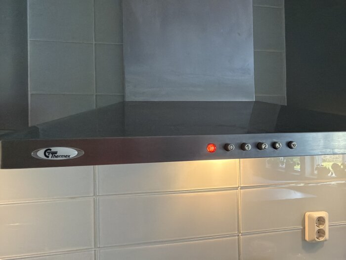 Thermex köksfläkt från 2010 med knappar för hastighetsstyrning och ett rött ljus som lyser.