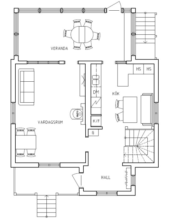 Planlösning över bottenvåning med kök, vardagsrum, veranda och hall. Fyra dörröppningar och möbleringsdetaljer syns.