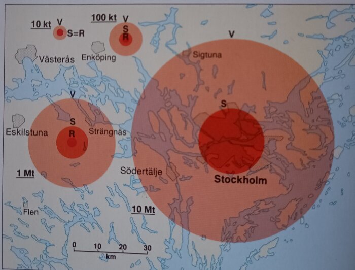 Karta som visar effekterna av kärnvapenexplosioner vid olika styrkor med markeringar för brännskador, stötvågor och strålning i områden kring Stockholm.