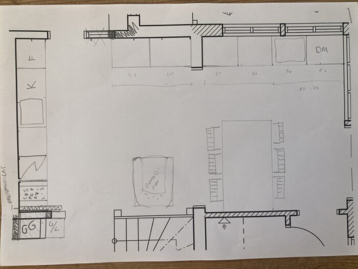 Skiss över kökslayout med markerade dörröppningar, köksskåp och matplats; olika alternativ visas för utbyggnation och köksarbete.
