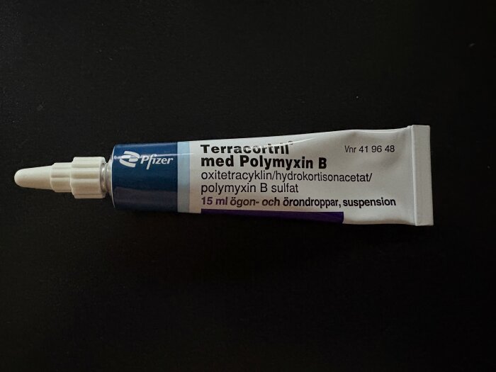 Tub med Terracortil med Polymyxin B, ögon- och örondroppar.
