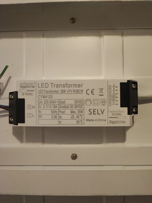 LED-transformator på 38W 47V RGBCW, tydligt märkt med specifikationer, placerad på en vit bakgrund.