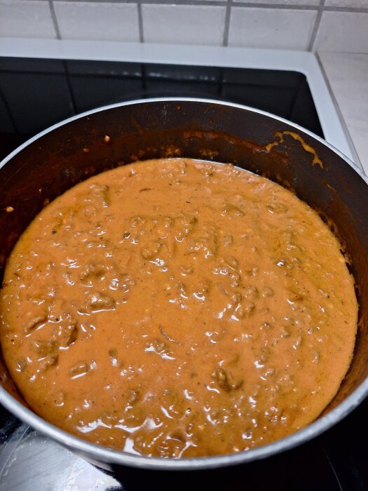 Gryta med köttfärssås redo för middag och frysen.