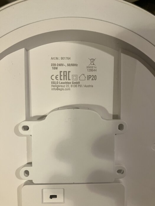 Baksidan av en badrumslampa med märkning som visar IP20, medan lådan uppges ha IP44. Informationen inkluderar spänning och serienummer.