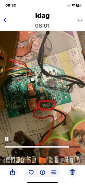 Kretskort med fästa laddkablar, närbild.