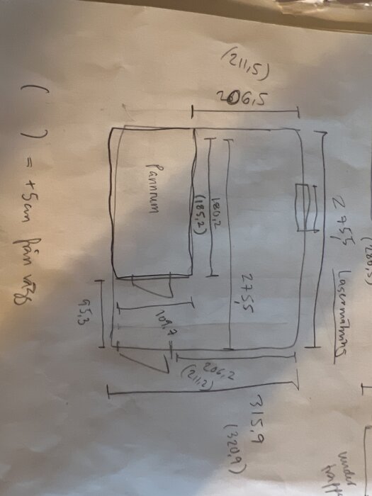 Handritad skiss av ett källarbadrum på 6,5 kvm med måttangivelser och plats för bastu, dusch, badkar, toalett och handfatskommod.