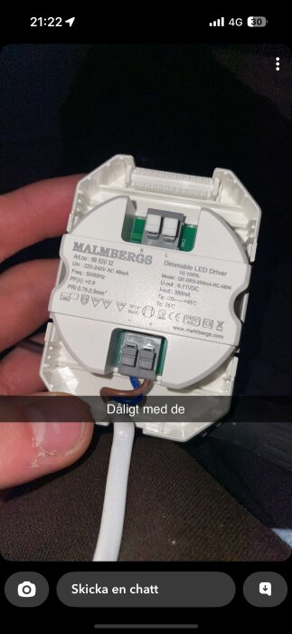 Dimbar LED-drivare från Malmbergs, kopplad via brun och blå ledning. Modellinformation och specifikationer synliga på enheten.